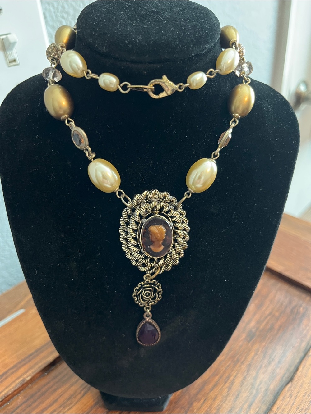 Vintage-Style Gold Cameo Pendant Brooch/Necklace with Pearlescent Beads